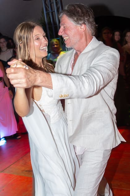 A continuación, Agustina continuó bailando junto a su padre.