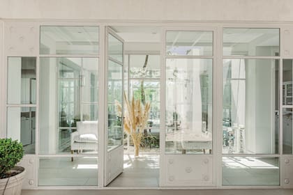 Las paredes de vidrio permiten ver la casa en toda su extensión.