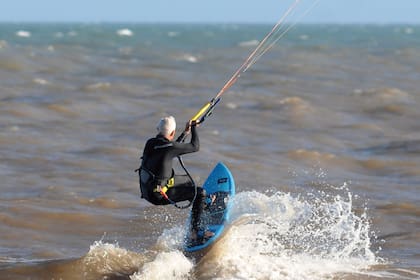 A Costantini le apasiona el agua y practica tabla a vela desde hace más de cuarenta años, primero fue windsurf y luego kite.