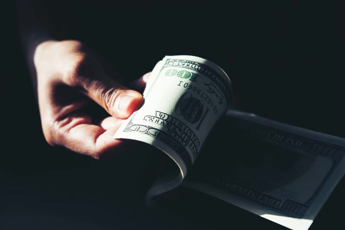 A cuánto cotiza el dólar blue este lunes 18 de diciembre de 2023.