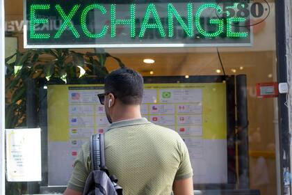 A cuánto cotiza el dólar blue este lunes 22 de enero de 2024.