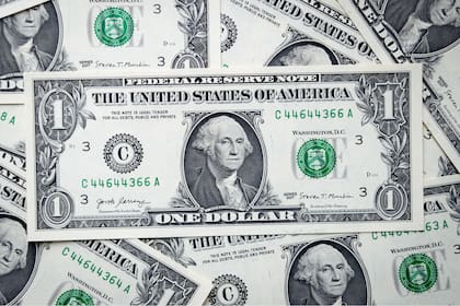 A cuánto cotiza el dólar blue este viernes 16 de febrero de 2024.