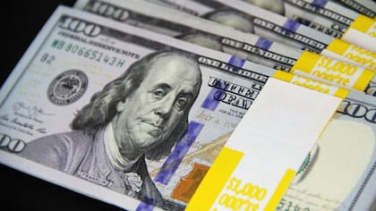 A cuánto cotiza hoy el dólar oficial y el dólar blue este viernes 12 de junio