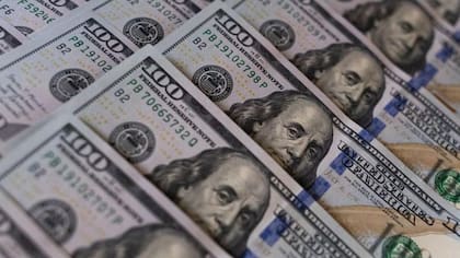A cuánto cotizaron el dólar oficial y el blue este lunes 16 de marzo