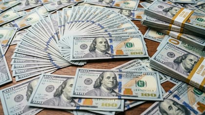 A cuánto está el dólar este jueves 14 de mayo (imagen representativa creada con IA)