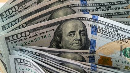 A cuánto está el dólar este viernes 17 de julio (imagen representativa creada con IA)