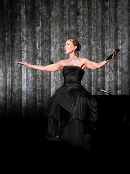 A cuatro años de su diagnóstico de síndrome de persona rígida, Céline Dion regresó al escenario para presentarse con el Céline Dion Paris 2026 en la Arena de La Défense de París (Foto: Instagram @celinedion)