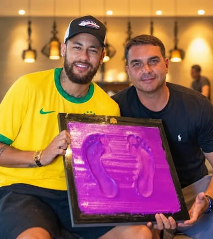 A cuatro meses de las elecciones presidenciales, el Partido Liberal vinculó a Neymar con Flávio Bolsonaro