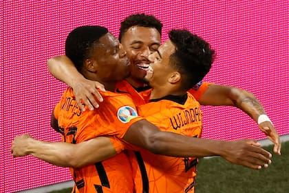 A Denzel Dumfries le cometieron el penal del primer gol y anotó el 2-0, con el que Países Bajos festejó ante Austria la clasificación a octavos en la Eurocopa.