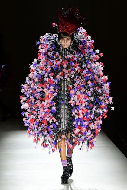 A días de dejar el país para trabajar como modelo en Europa, la hija de Marcelo Tinelli y Paula Robles debutó sobre la pasarela de la Semana de la Moda de Paris. "Qué emocionado estoy de verte desfilar en el Fashion Week de París, hermosa y amada Juanita Tinelli", posteó el conductor en sus stories de Instagram. "Se cumplió un gran sueño para vos. Y lucir la ropa de Ninomiya es increíble. Te amo y te admiro".