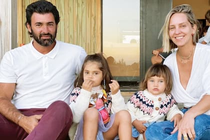 “A Diego no lo veo un papá muy estricto. Creo que no les pone muchos límites porque está totalmente gagá con sus hijas”, dice Teresa entre risas.