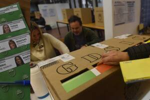 A diferencia de Córdoba, donde la boleta única concentra la oferta electoral en una sola hoja, en Santa Fe hay una papeleta por cada cargo (gobernador, diputado, senador, intendente y concejal), identificada por color. Gentileza: diario La Capital de Rosario.
