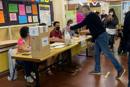 A diferencia de las PASO, esta Macri sí pudo dejarle las facturas a las autoridades de la mesa donde le tocó votar (Crédito: Guadalupe Torres)