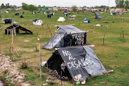 A diferencia de las villas, que crecieron gradualmente desde la década del 30, tomas como la de Guernica buscan urbanizar desde el inicio. "Se marcan la plaza, las calles, el lugar para el comedor, para la escuela. No es algo nuevo, es histórico", dice el geógrafo e investigador del Conice