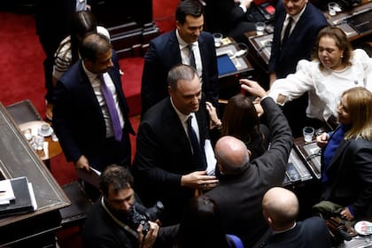 A diferencia de lo que sucede en los informes de gestión, en los pedidos de interpelación no se anticipan las preguntas al jefe de gabinete