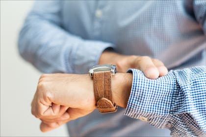 A diferencia de los dispositivos que se coordinan con la hora oficial, los relojes más antiguos con programación interna pueden requerir intervención manual