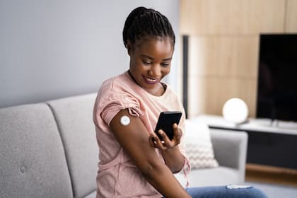 A diferencia de los monitores tradicionales, este dispositivo no requiere receta médica y se centra en el monitoreo preventivo en lugar de tratar la diabetes