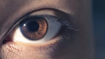 A diferencia de muchas personas con autismo, Sue Nelson no tiene problemas manteniendo la mirada.