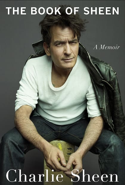 A diferencia de muchos famosos que escriben sus memorias, Sheen no trabajó con un escritor fantasma (“Nunca puedo reclamar algo que no sea mío, ni siquiera un chiste malo”, dice)