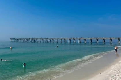 A diferencia de otros destinos turísticos concurridos de la Costa del Golfo, Navarre Beach ofrece una alternativa relajada, con pocos restaurantes de cadena y sin grandes desarrollos comerciales