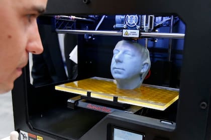 A diferencia de un torno de control numérico, la impresora 3D crea un objeto por acumulación de material, no esculpe una pieza creada previamente