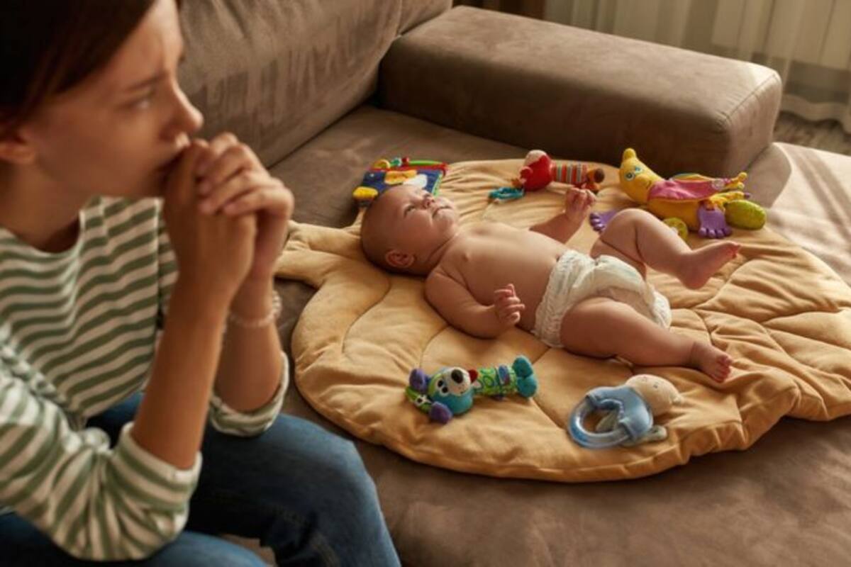 A diferencia del "baby blues" que aparece en los primeros días después de dar a luz, la depresión posparto puede llegar a presentarse hasta un año después del nacimiento