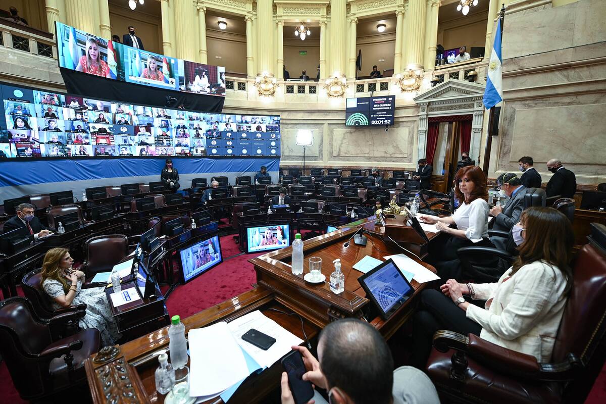 A diferencia del duelo de tres días decretado por la Casa Rosada, Cristina Kirchner mantiene la agenda en el Senado, que sesionará mañana y el viernes, para modificar la ley orgánica de la Procuración