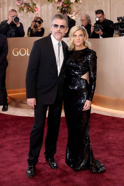 A diferencia del look floreado que eligió para los Critics' Choice, esta vez Ethan Hawke eligió un clásico traje negro. Su mujer, Ryan Hawke, llevó un acertado vestido negro cut-out de mangas largas cubierto con lentejuelas
