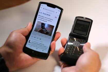 A diferencia del original, que poseía una pequeña pantalla y un teclado físico, el nuevo Razr cuenta con la bisagra Zero Gap, que permite que ambos lados de las pantallas queden perfectamente alineados al cerrarse