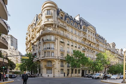 A diferencia del resto de los majestuosos edificios vecinos, que pertenecían a una sola familia, el Palacio Estrugamou fue pensado, desde los inicios, como una casa de renta compartida