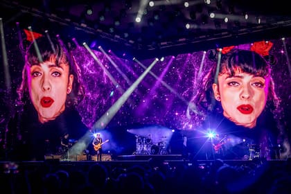 Desde las pantallas en el show Gracias Totales-Soda Stereo, donde interpretó "Un millón de años luz"