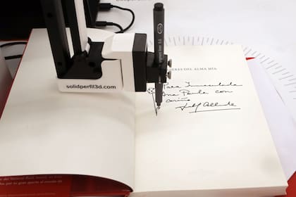 A distancia y sin moverse de su casa, Isabel Allende pudo dedicarle un libro a una lectora catalana gracias a un brazo robot que reproduce lo que ella escribió en una pantalla táctil