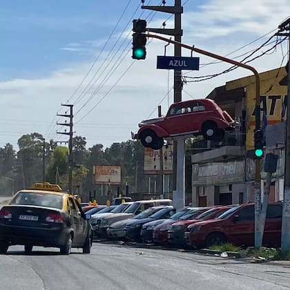 "A dónde vamos no necesitamos carreteras". Una captura de @jorgeviapiana para @thewalkingconurban
