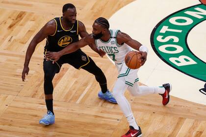A Draymond Green, a quien ataca Brown, no le fue nada bien en el partido 3; abucheado, salió antes de tiempo por acumulación de infracciones y con una baja producción, de 2 puntos y 4 recobres.