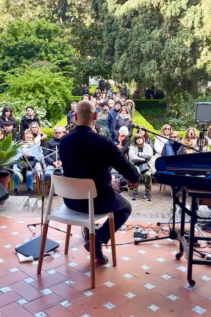 A "El Jardín Suena" se accede con el valor de la entrada al museo. Sami Abadi se presentó como solista de violín y looping
