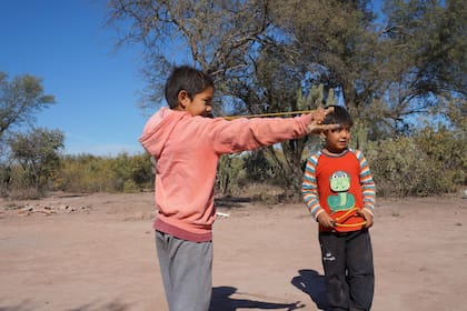 A Emiliano le encanta el monte, conoce todos los árboles y los animales.