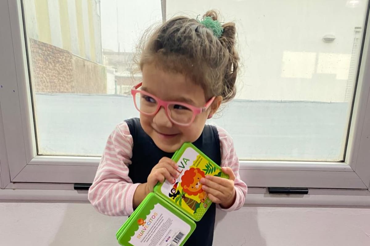 A Emma le encanta ir a la guardería y jugar con sus amigos.