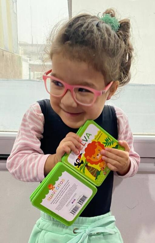 A Emma le encanta ir a la guardería y jugar con sus amigos.
