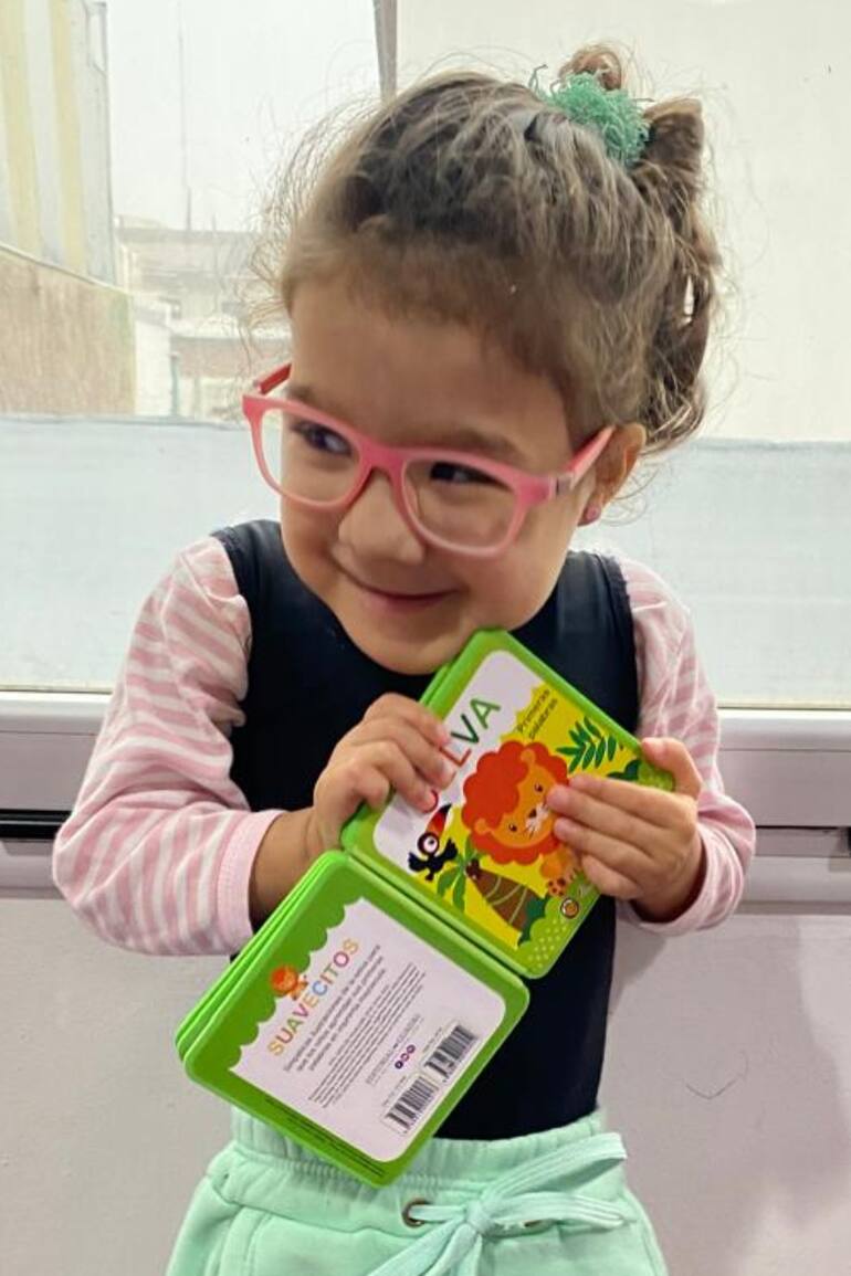 A Emma le encanta ir a la guardería y jugar con sus amigos.