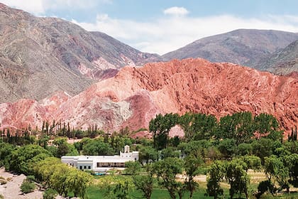 A escasas nueve cuadras de la plaza de Purmamarca, al pie del Cerro de los Siete Colores, el hotel también lo mira de frente, pero desde la más absoluta calma.