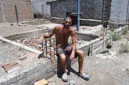 A escasos metros de donde "posará para la foto" Nicolas Gil Pereg (hijo de una de las víctimas) personal de la policía Científica halló los cuerpos de las dos hermanas israelíes.