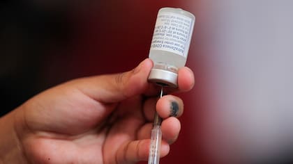 A esta altura se esperaba contar con millones de dosis de la vacuna de Oxford-AstraZeneca producidas en América Latina, pero todavía no están disponibles.
