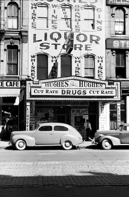 A esta imagen tomada por John Vachon en Minneapolis le sumaron el movimiento de ventanas y autos que pasan