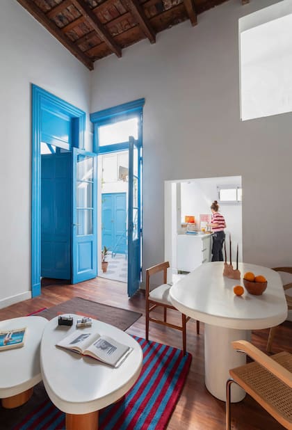A este clásico PH se ingresa por un patio techado que brinda ventilación y luminosidad al resto de la vivienda. Una abertura sobre la cocina conecta y trae luz del segundo cuarto, al que se accede por la escalera del patio.