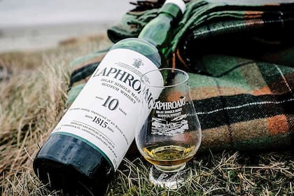 A este pure malt se lo tilda de raro, fuerte, salvaje, muy mineral… a causa del dejo ahumado y ligeramente salado que lo caracterizan.