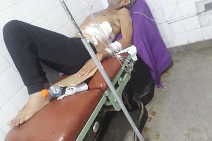 A falta de lugar dentro del hospital, algunos pacientes pasan días internados en la guardia, tanto en camillas como en bancos.