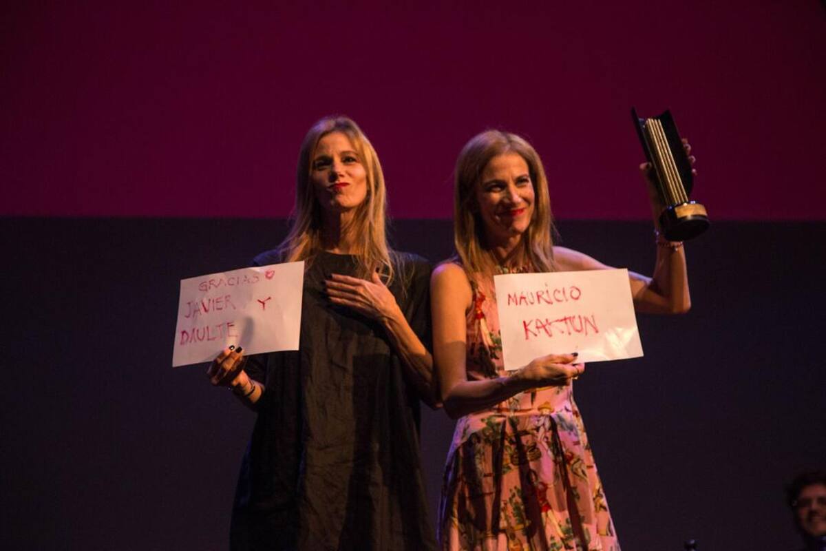 A falta de tiempo para agradecer el premio recibido por Lo que el río hace las hermanas Marull subieron al escenario del Politeama con carteles de reconocimiento a sus maestros Javier Daulte y Mauricio Kartun