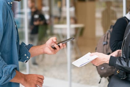 A falta de un documento físico, los viajeros podrían necesitar una app para dispositivos móviles que les permita identificarse de manera digital