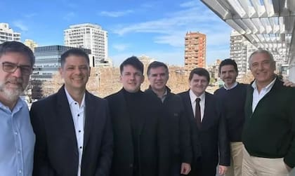 A finales de 2024, Arauco Argentina adhirió al programa. El entonces Country Manager, Pablo Ruival (hoy titular de AFOA) a la derecha, junto a funcionarios como Adolfo Safrán (3° desde la derecha) y el vicegobernador de Misiones, Romero Spinelli en una reunión en las oficinas de la mayor forestoindustrial del país en Olivos.