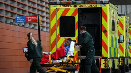 A finales de diciembre las cifras de pacientes con coronavirus en los hospitales del NHS en Inglaterra fueron superiores a las cifras registradas en el pico de la primera ola a mediados de abril.